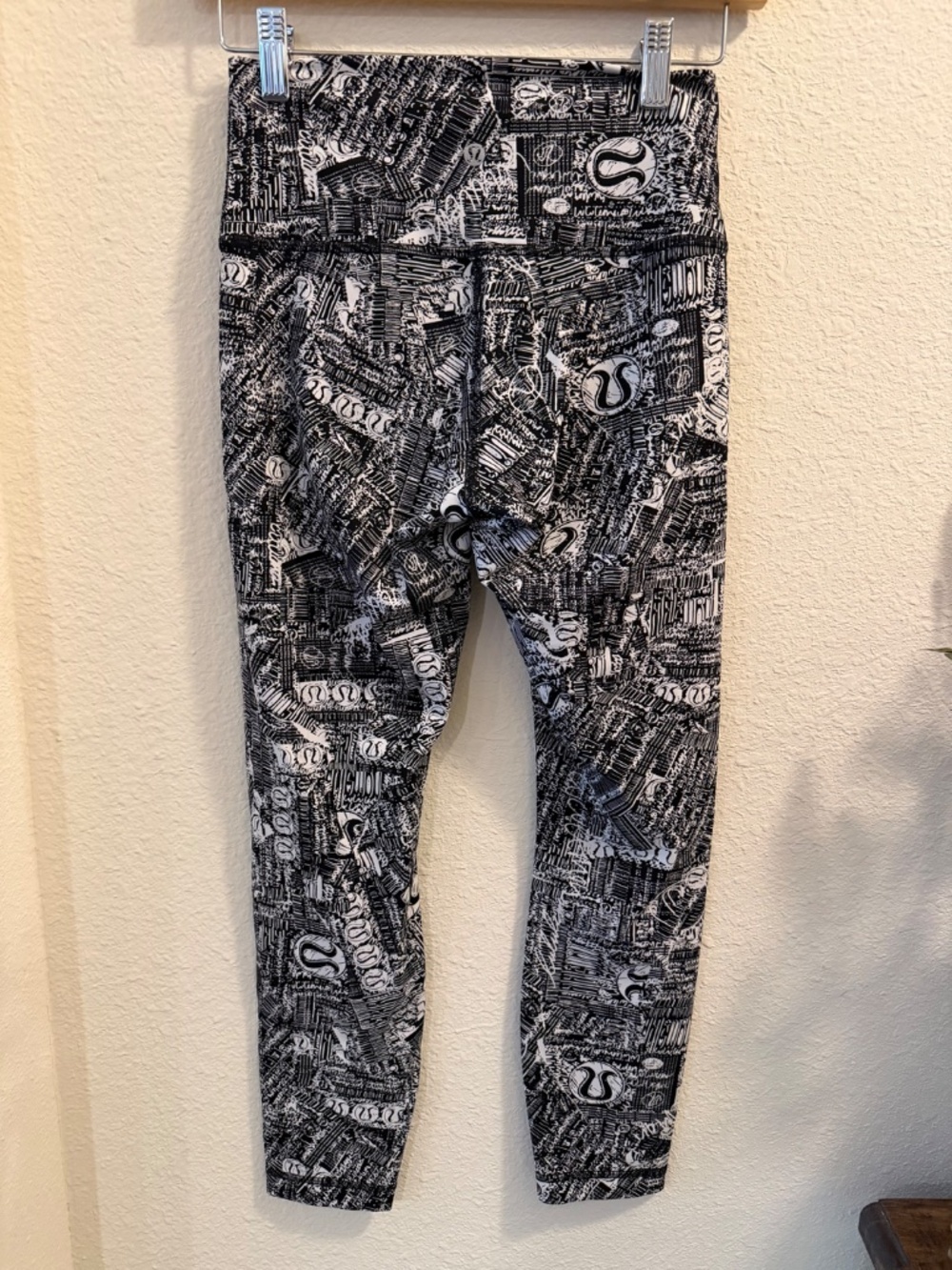 Lululemon Wunder Train High-Rise Tight 25" — Tear It Up Logo Print — Size 6 - Picture 6 of 9